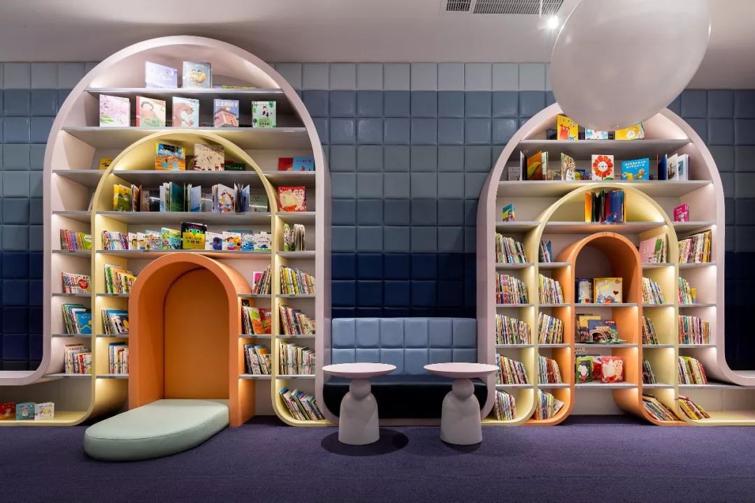 让宝贝感受时光穿梭的魔力 这里的图书藏量堪比图书馆 中英文图书将近