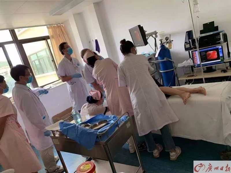                     女儿吞下一块玩具，结果妈妈被送进医院急救！只因这种错误操作……