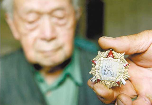 重庆91岁老人竟是上甘岭战役传奇英雄，立功喜报尘封36年
