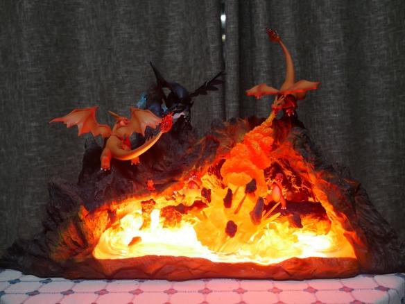 《精灵宝可梦》喷火龙组合雕像公开!火焰效果震撼