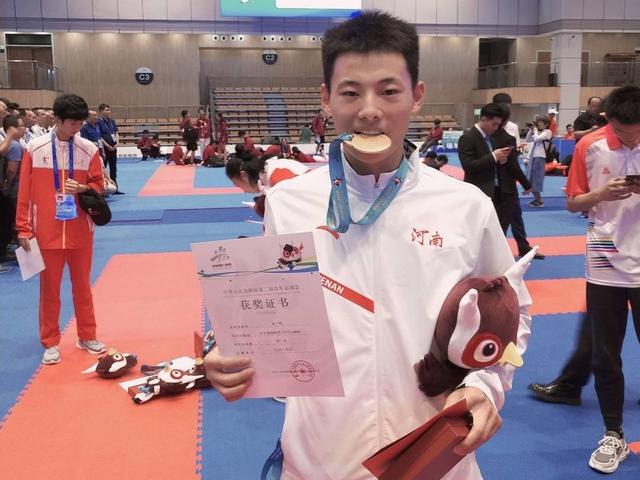 驻马店市体校学生张一鸣第二届全国青运会空手道拿冠军