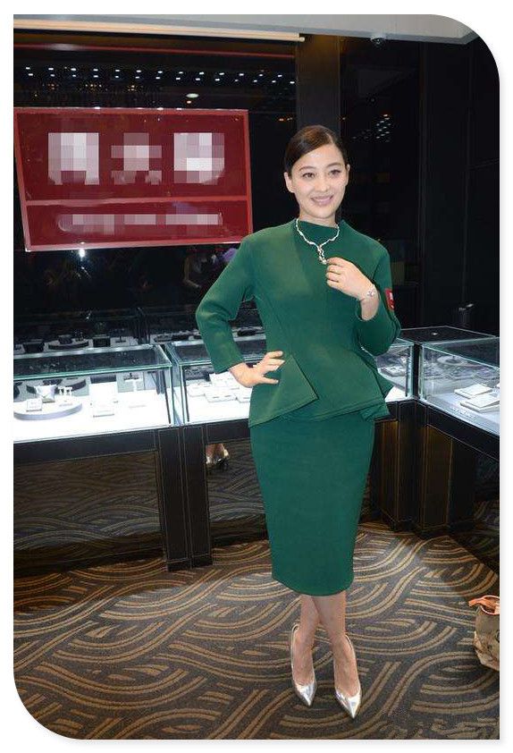 原创梅婷真疯狂!穿条睡裤就走机场,看到她素颜近照,我信她44岁了
