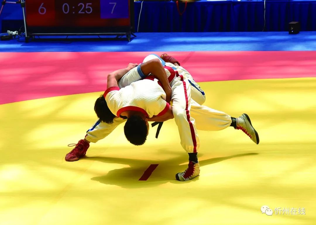 其中,忻州市摔跤柔道运动学校的董玉明获得体校男子乙组48kg级金牌