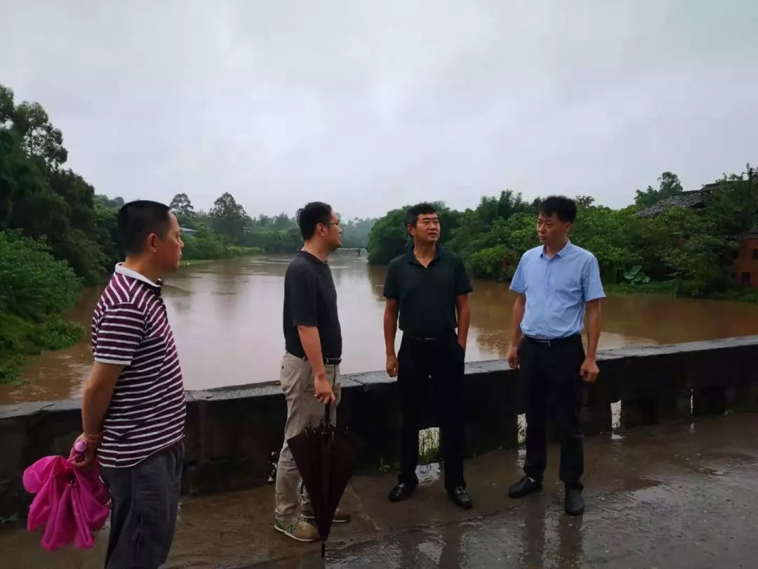 人大常委会副主任余文辉指导金峰乡防汛抢险工作县政府副县长彭波到纯