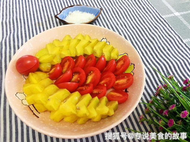 【圣女果杨桃水果拼盘】需要准备的食材有: 圣女果半斤,杨桃两个,食用