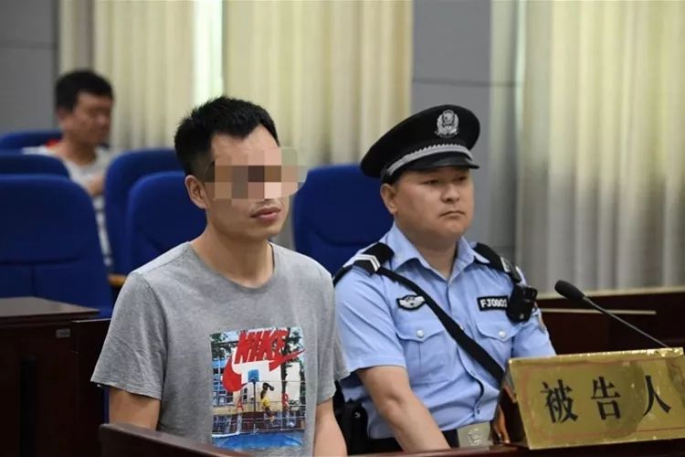 “20年后打老师”男子写忏悔信让父亲负荆请罪!换律师不告老师