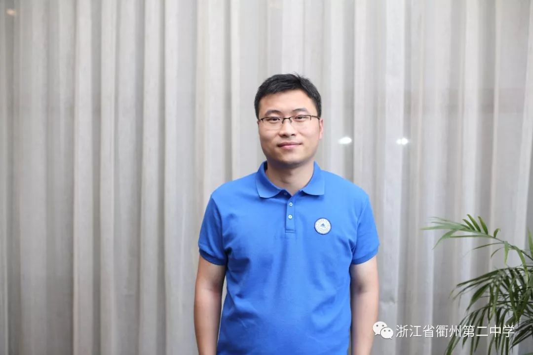 8月7日,衢州二中2019级18位新高一班主任从潘志强校长手中接过象征
