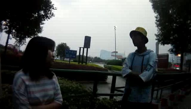 19岁少年超载不悔改,女交警以母亲身份耐心教导,将其感动落泪 玛雅娱乐