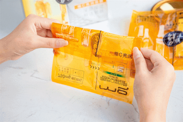 频频在各大综艺节目里现身,凭借真性情和