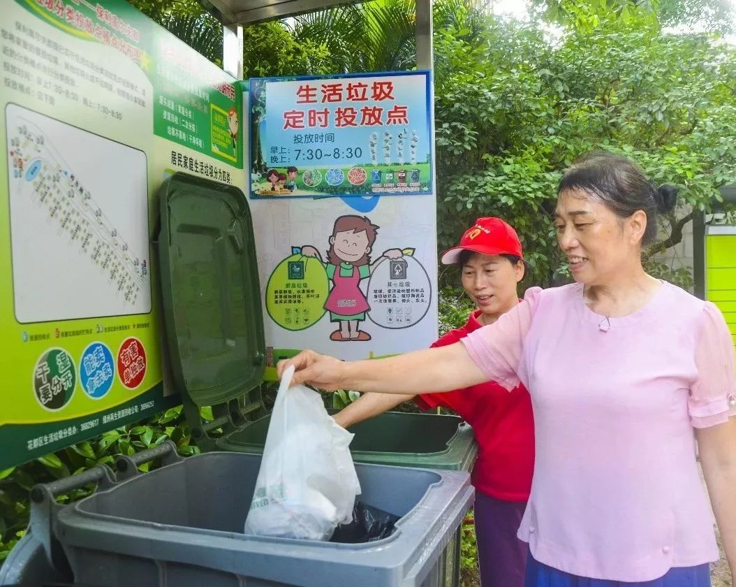 两年多过去,小区的居民已经形成垃圾分类的习惯,参与率达100%,投放