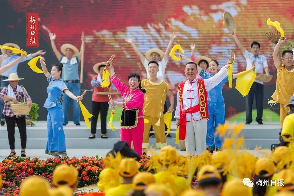 活动现场《客家山歌唱丰收》上演,唱出了农民的幸福生活(连志城 摄)