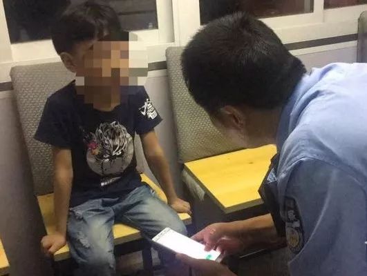 这个家长心真大!江都8岁男孩凌晨1点多独自在外游荡…… 澳门皇冠直营网