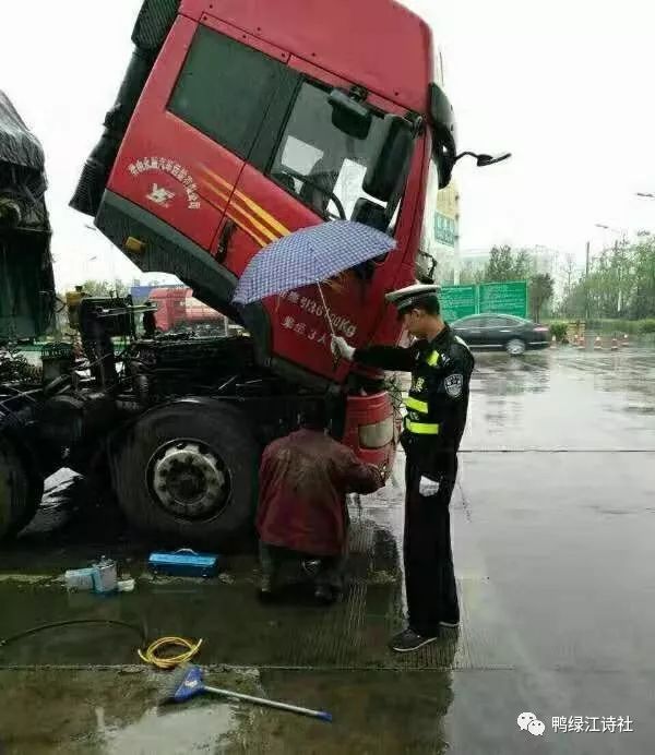 盛祺(凌波人) 润叶珠垂,华灯雾绕,萧疏伞动闲人少.洗尘观景驻街边?图片