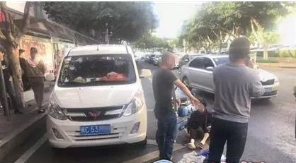 靠右停车,就在这开门一瞬间,骑电动车经过的儿子和后座的72岁老奶奶