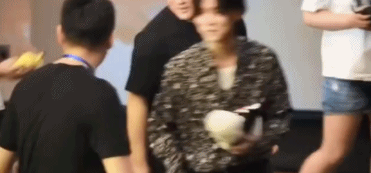 搜狐娱乐讯 近日,电影《上海堡垒》进行合肥路演,主演鹿晗现身但却被