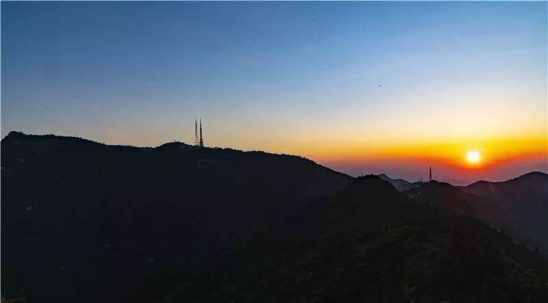 山上日出高清图 e993a1c68b5b4448a78efb0456f01b1e.jpeg