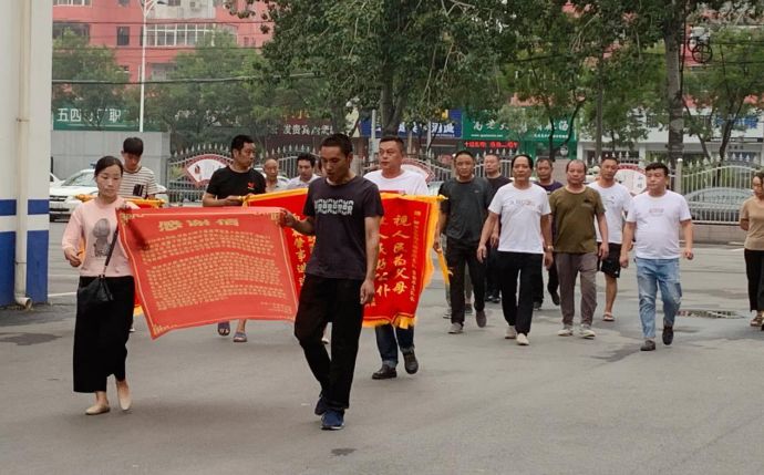 新乡交警侦破逃逸案?受害家属赠锦旗表谢意 AG真人娱乐注册