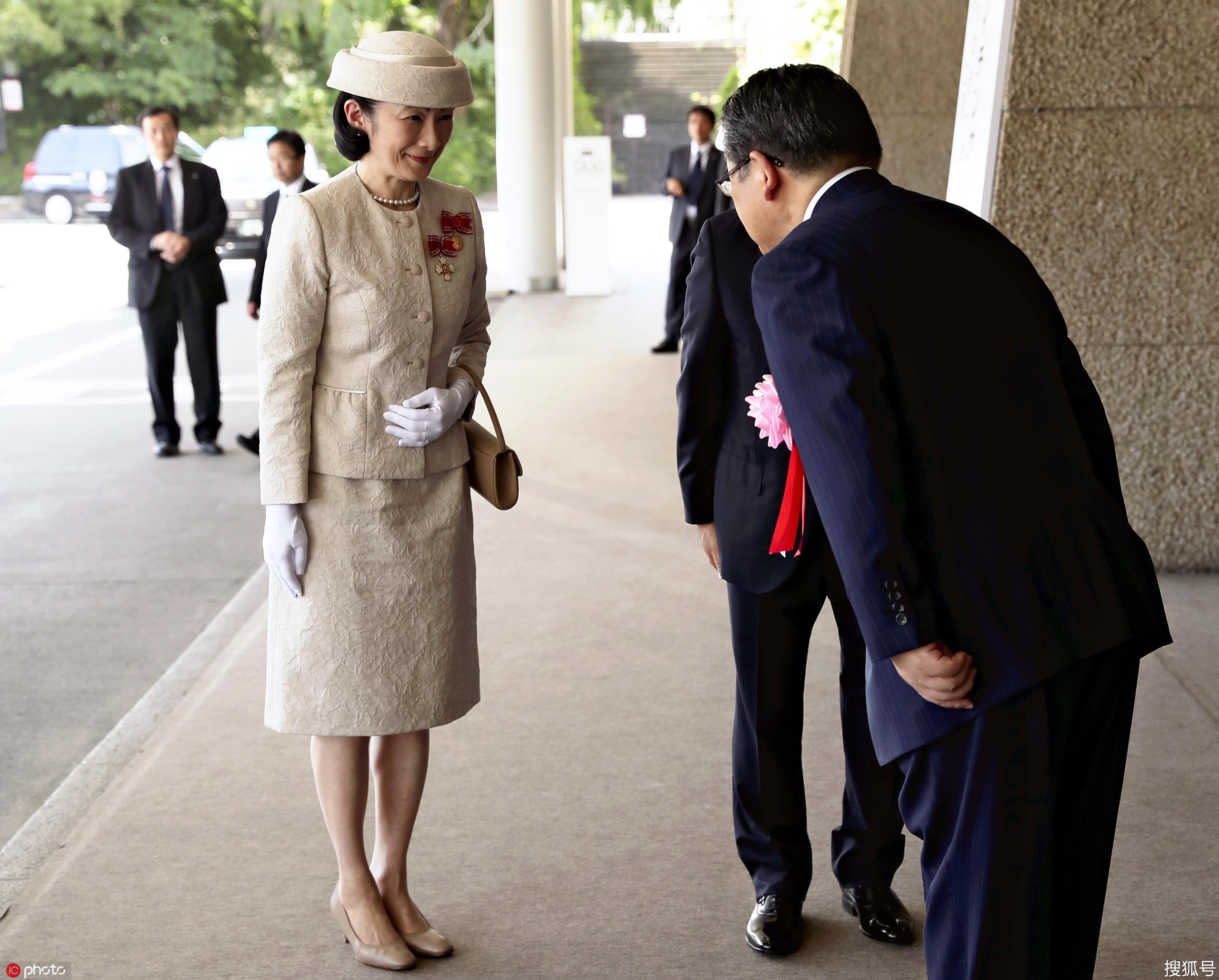 日本雅子皇后出席南丁格尔奖颁奖仪式 与弟媳同框