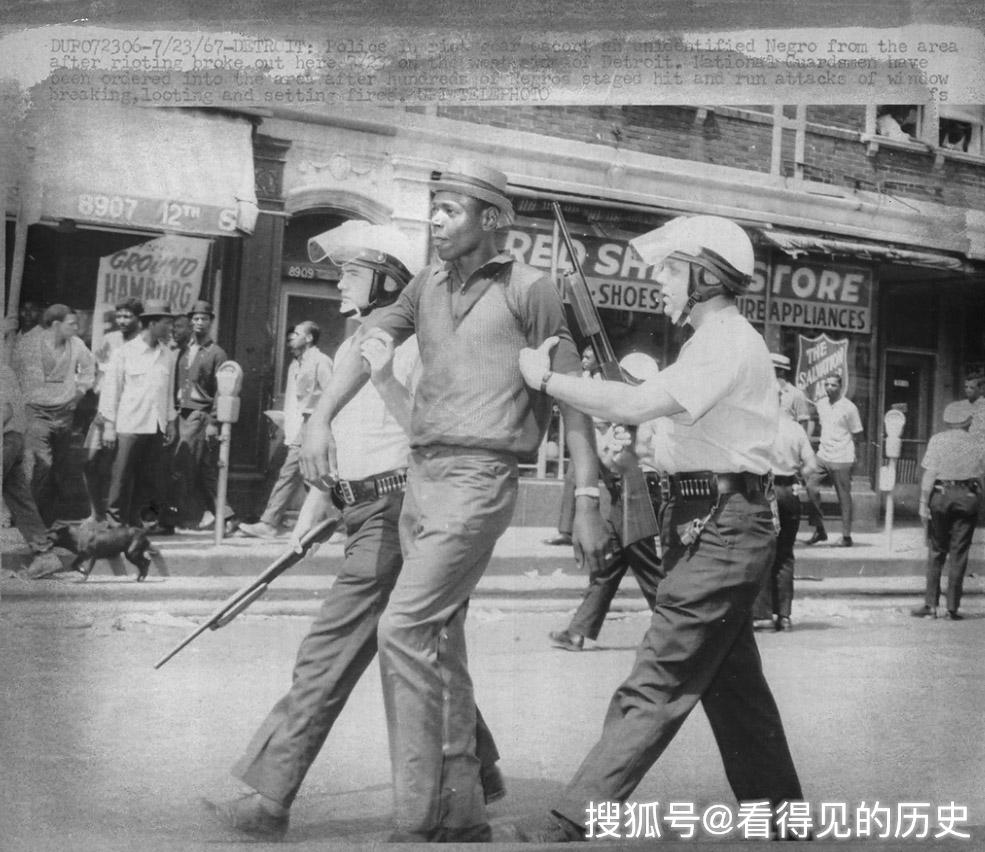 60年代美国种族骚乱 白人警察大战黑人青年 下手可真狠