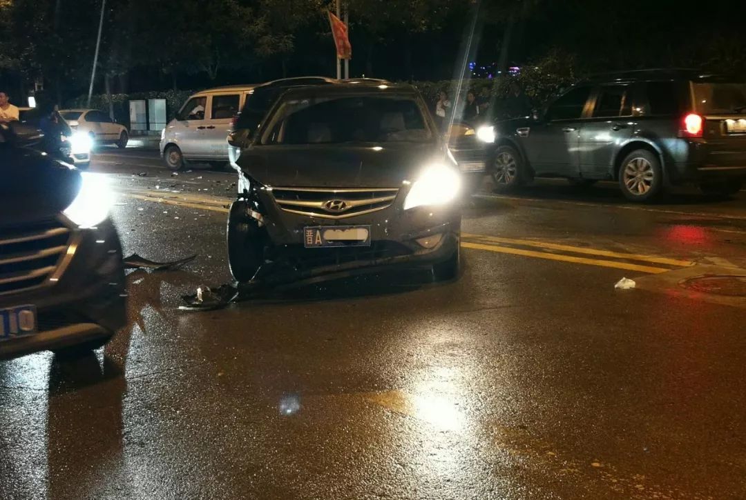 昨天晚上10点左右,在 河西静汾苑门口发生了一起车祸,两辆车发生碰撞