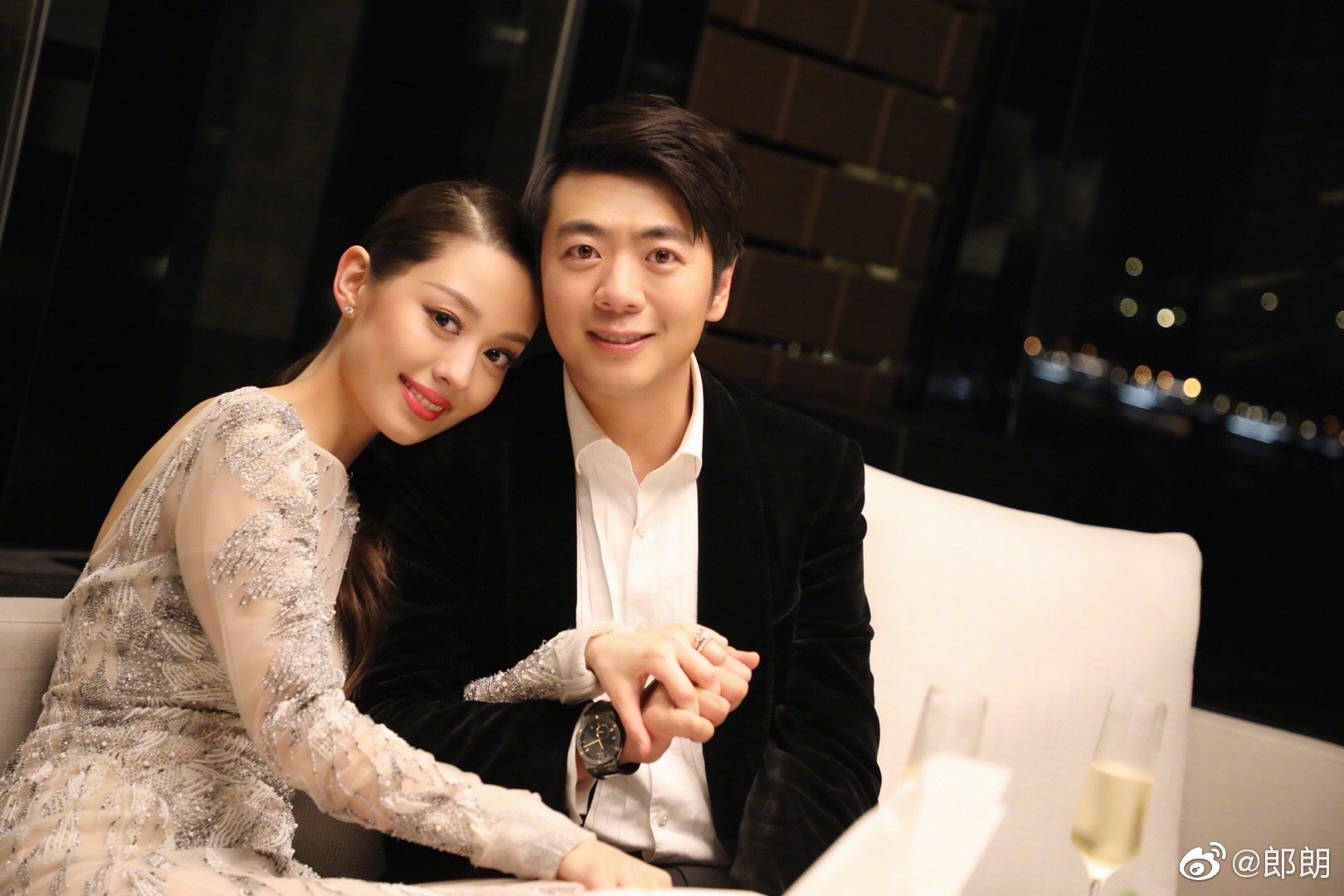 郎朗与吉娜七夕同框秀恩爱一大一小酒杯又被网友吐槽