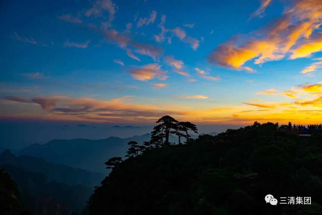 三清山 日出雾露馀,青松如膏沐