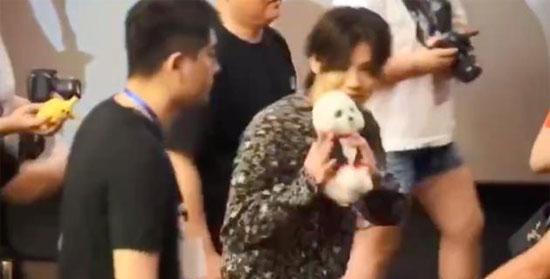鹿晗被扔衣服以微笑化解尴尬 被网友称赞脾气好图片 20165 550x279