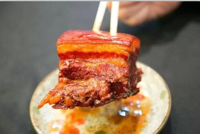 一口鲜香四溢 嚼一嚼肥而不腻"咬秋"就要吃鲅鱼饺子 尝起来肉质紧实
