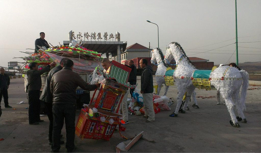 纸马,衣橱花圈等祭祀品一并带走