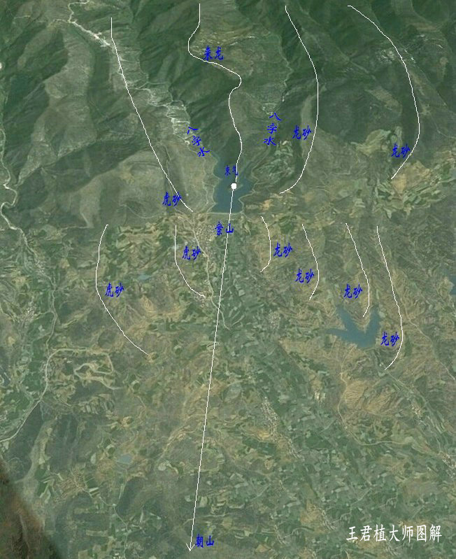 高树遮挡,明堂拍摄不能全面,王君植风水大师特图解此地卫星地图,方便