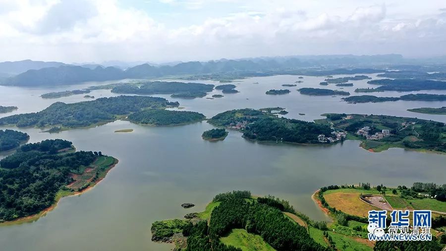 图为8月3日在贵阳清镇市红枫湖镇右二村拍摄的红枫湖夏日风光.