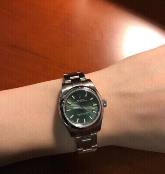 不要对这个颜色避之不及了，今年最流行的腕表就是它！
