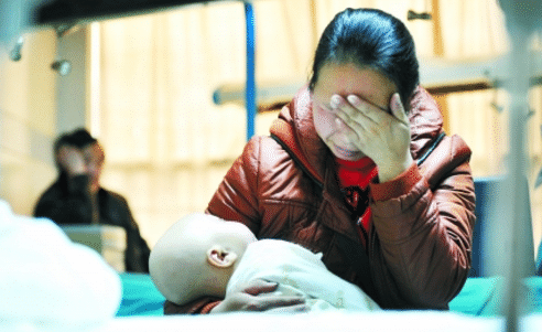                     3岁男孩在婆婆家午睡后再也没有醒来，医生确诊后，一家痛哭流涕