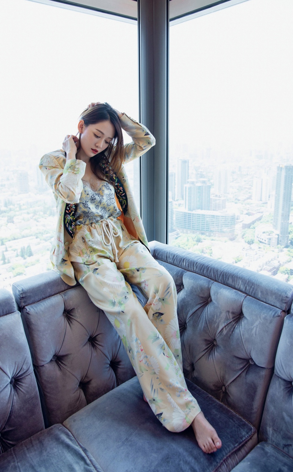 陈乔恩终于换发型,短发搭黄t恤不及红唇亮眼,40岁依旧美如少女