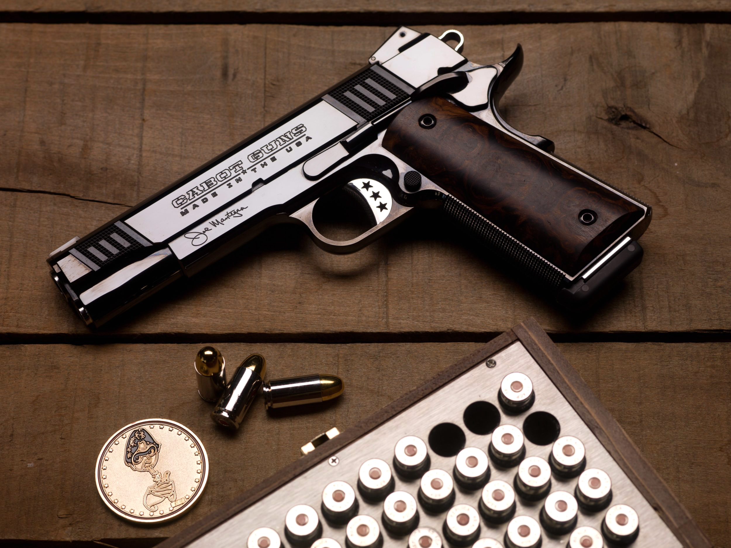 m1911式是根据勃朗宁设计的m1905式手枪,在1911年定型为m1911式.