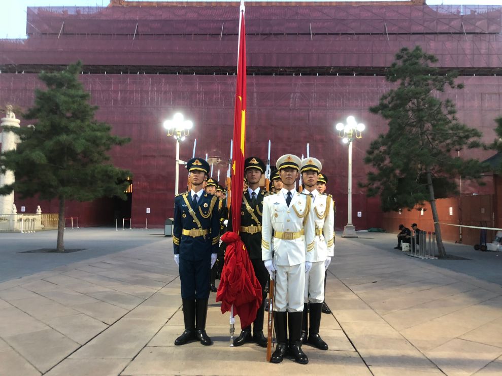 李守勤我曾在天安门广场守卫国旗今天国旗需要你我一同守卫