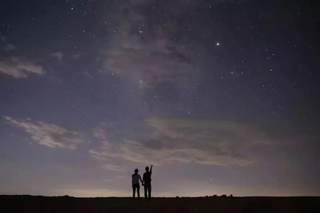 星光落在你脸上的时候眼里的星辰大海是我从未见过的皓月星空那模样