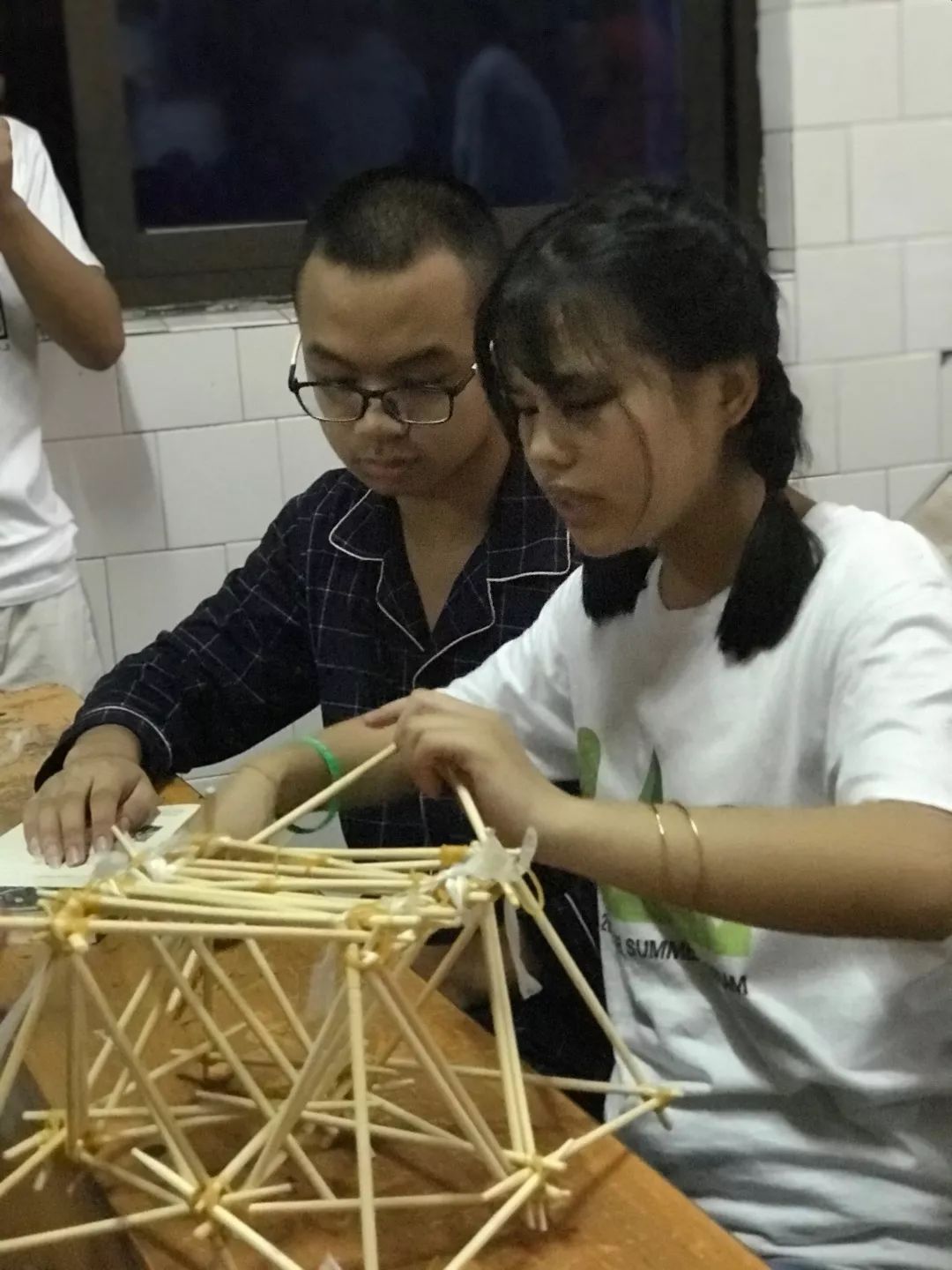 筷子桥比赛比拼的不仅是同学们的物理知识和建筑知识,还有同学们的