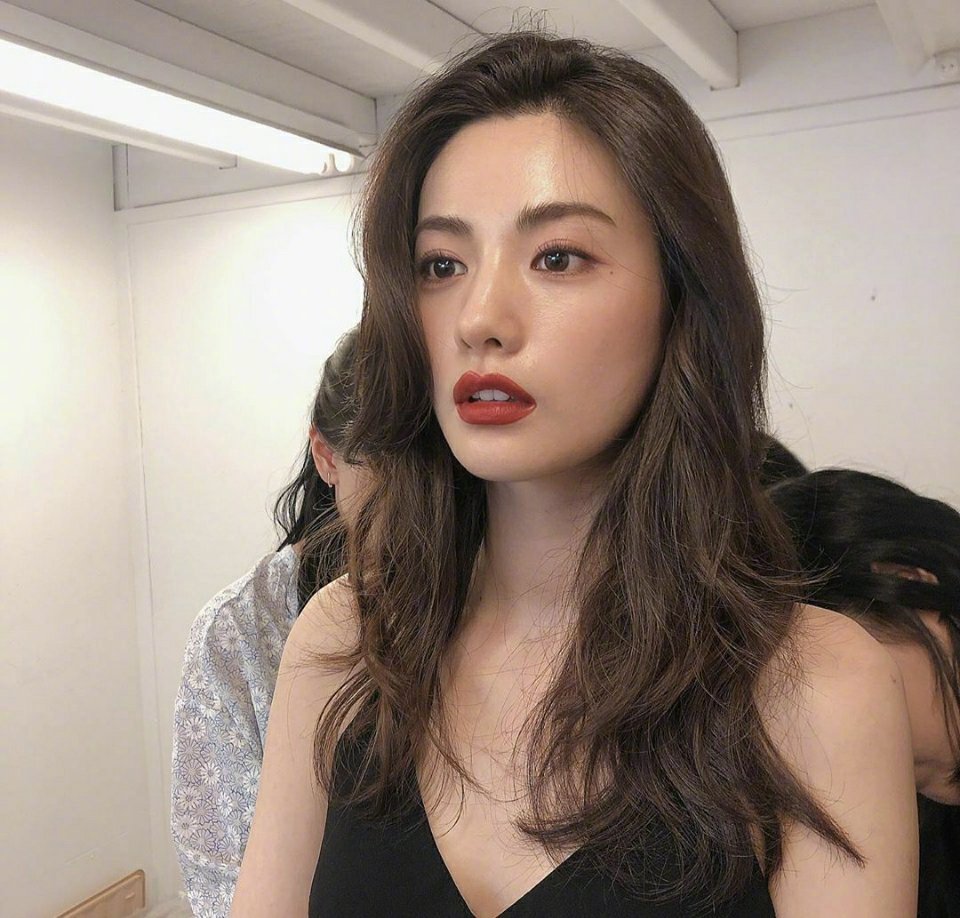 林珍娜这个唇妆,口红布满整个嘴唇,饱满丰盈,太性感了.