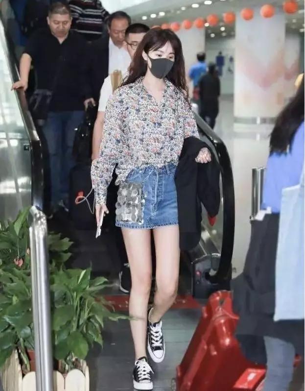原创被31岁李菲儿折服!一袭碎花裙配帆布鞋清新又少女,长腿不输baby