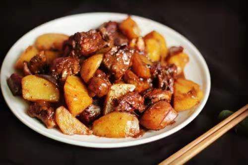 土豆烧鸡的做法最正宗的做法 540fc276718b4f5eb3600a048961c0d6.jpeg