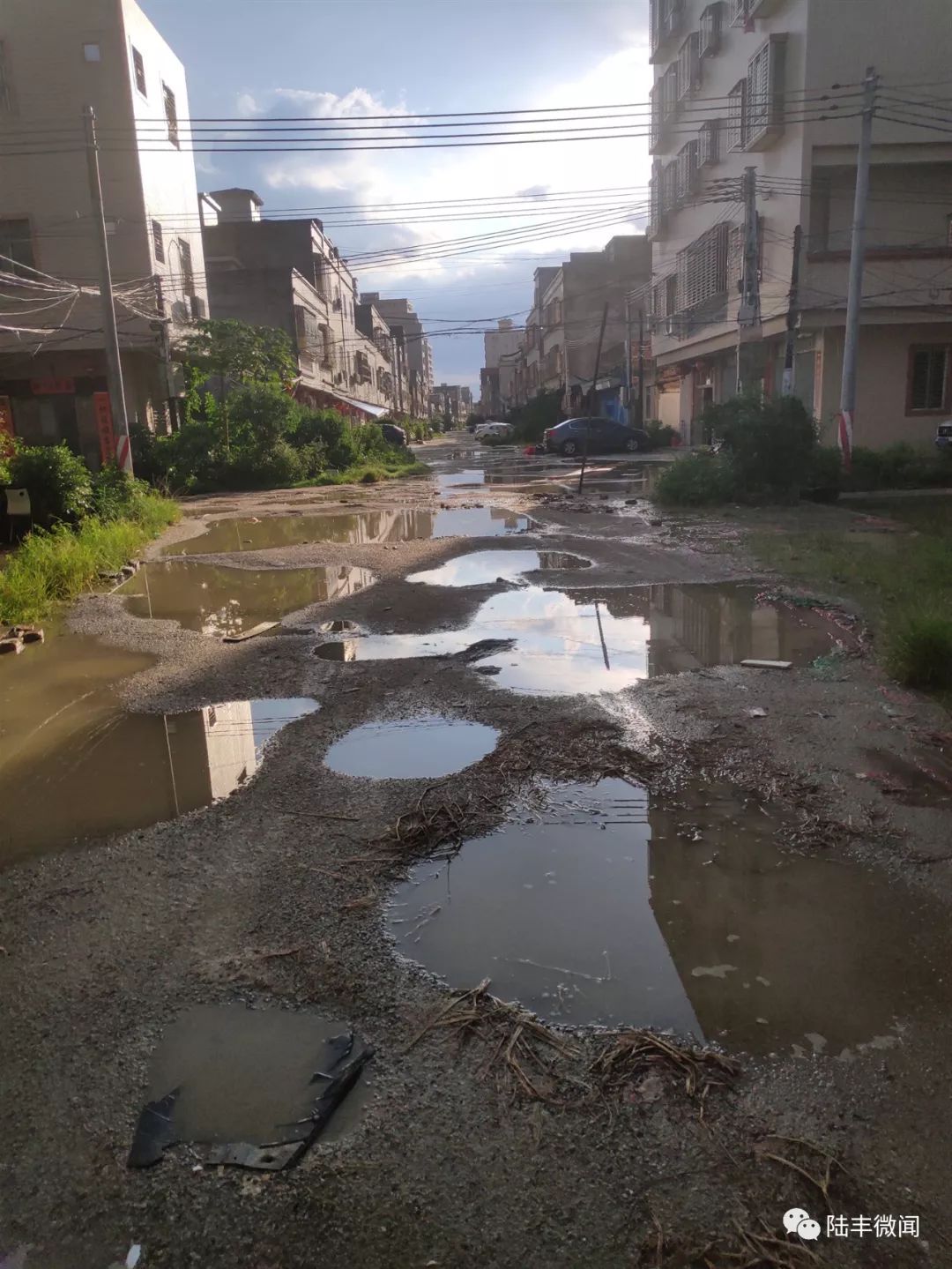 陆丰这条路坎坷不平居民寸步难行