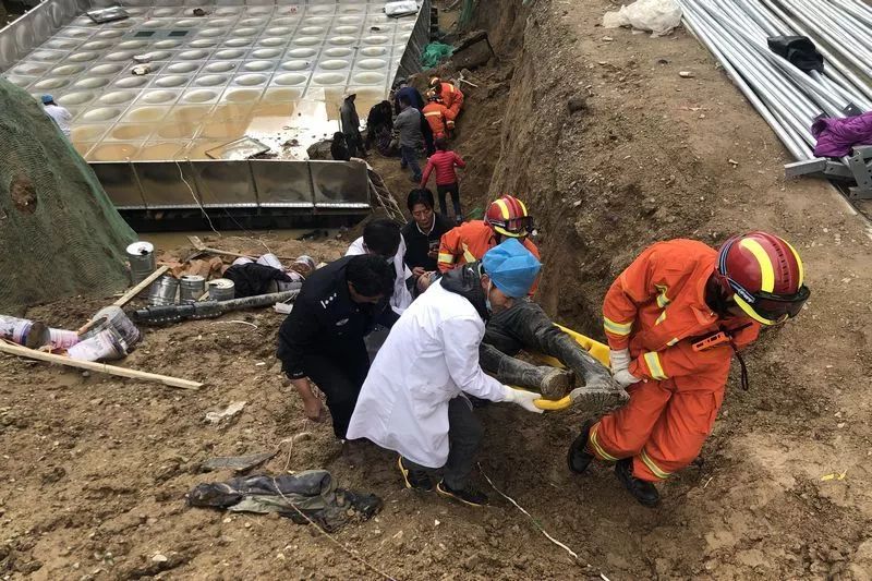 省黄南藏族自治州泽库县第二民族中学消防水池工地发生 土方坍塌事故