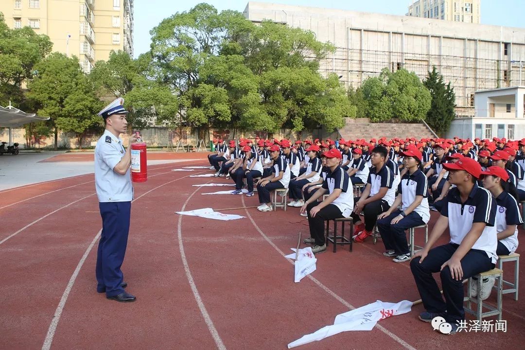 洪泽湖中学军事夏令营接受消防知识教育!