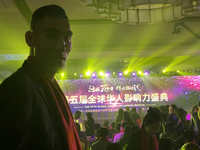 据了解,被誉为"拳击姚明"的中国巨人拳王泰山,原名董建军,1985年生于