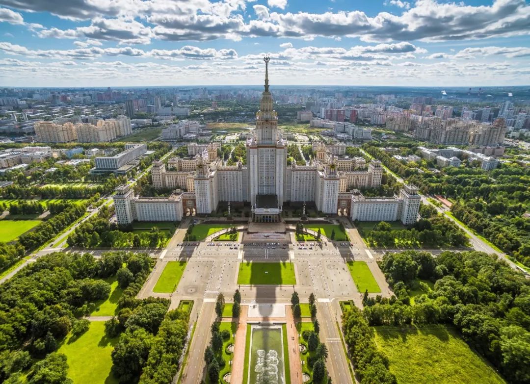 在麻雀山脚下,你还可以偶遇莫斯科国立大学,主楼大底座,高尖顶的