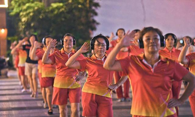 大妈无内衣广场舞