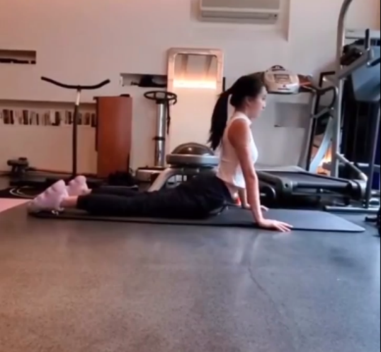 木村拓哉16岁女儿晒健身视频,身穿白色露脐背心,身材超好 作者: 来源:猫眼娱乐V 木村拓哉16岁女儿晒健身视频,身穿白色露脐背心,身材超好 作者: 来源:猫眼娱乐V