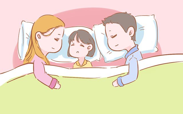                     原创            有娃后，一家三口怎么睡差别很大，第1种对宝宝和大人都好