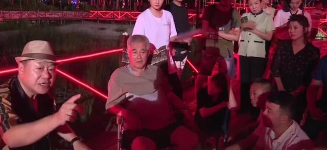 赵本山范伟时隔10年再合作,拍戏现场讨论剧本,已14年未合演小品